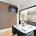 Modern Moulin Rouge Daire