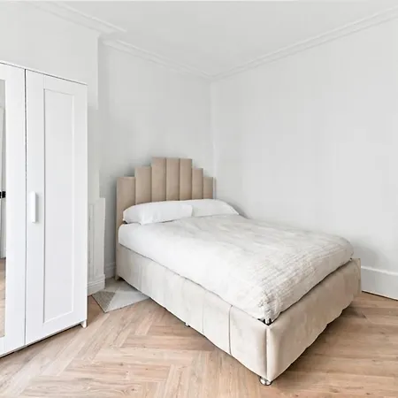 Modern Moulin Rouge Apartment