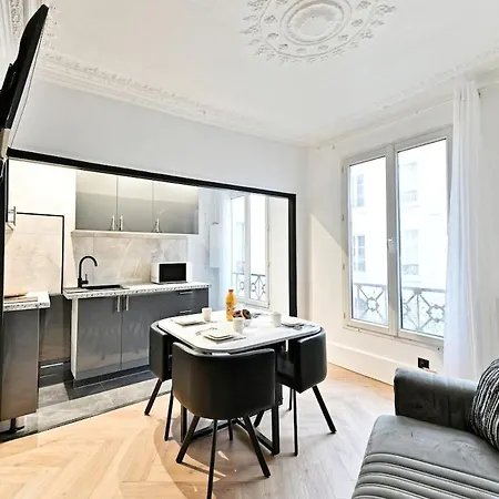 Modern Moulin Rouge Apartment *