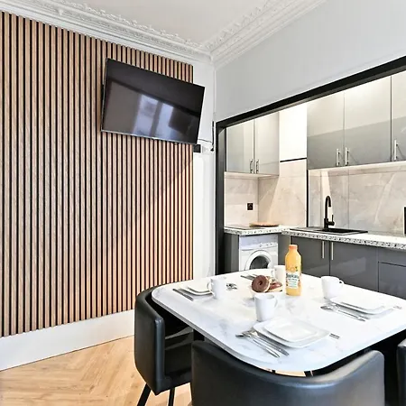 Modern Moulin Rouge Apartment