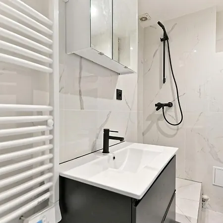 Modern Moulin Rouge Apartment *