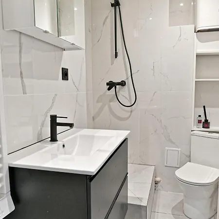 Modern Moulin Rouge Apartment *