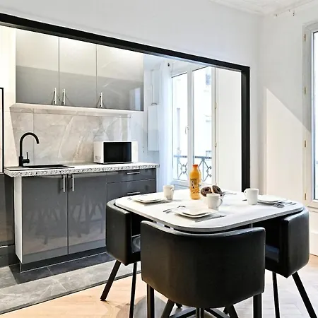 Modern Moulin Rouge Apartment *