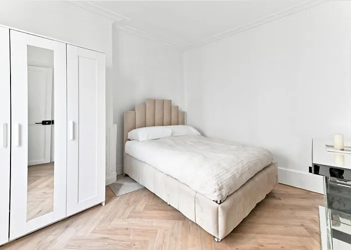 Modern Moulin Rouge Apartman