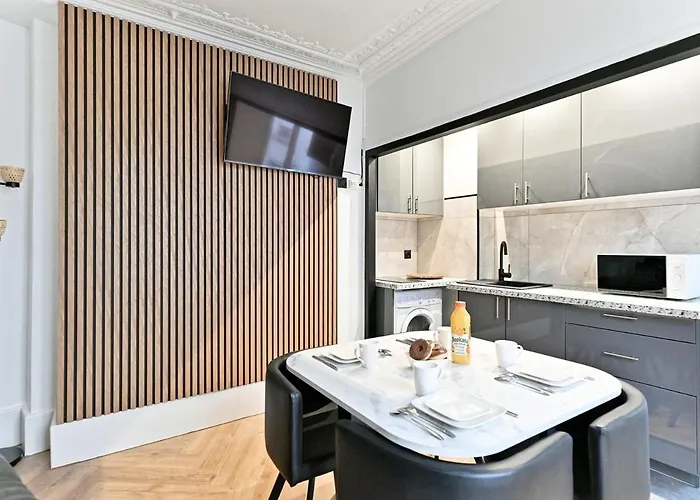 Modern Moulin Rouge Apartman