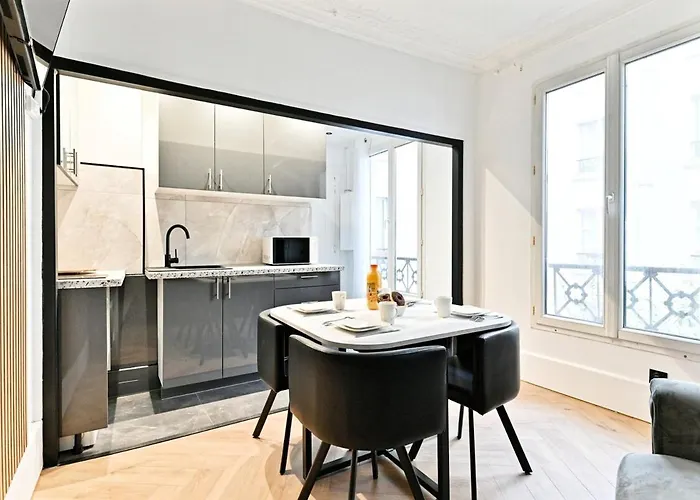 Modern Moulin Rouge Apartman
